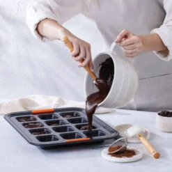 Le Creuset 12-Cup Brownie Pan 10 Le Creuset 12-Cup Brownie Pan -Le Creuset 12 cup brownie pan g03