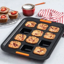 Le Creuset 12-Cup Brownie Pan 11 Le Creuset 12-Cup Brownie Pan -Le Creuset MB301 g2