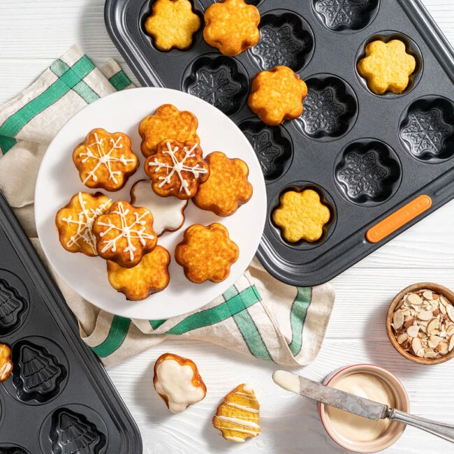 Le Creuset Snowflake Cakelet Pan 2 Le Creuset Snowflake Cakelet Pan - Image 2