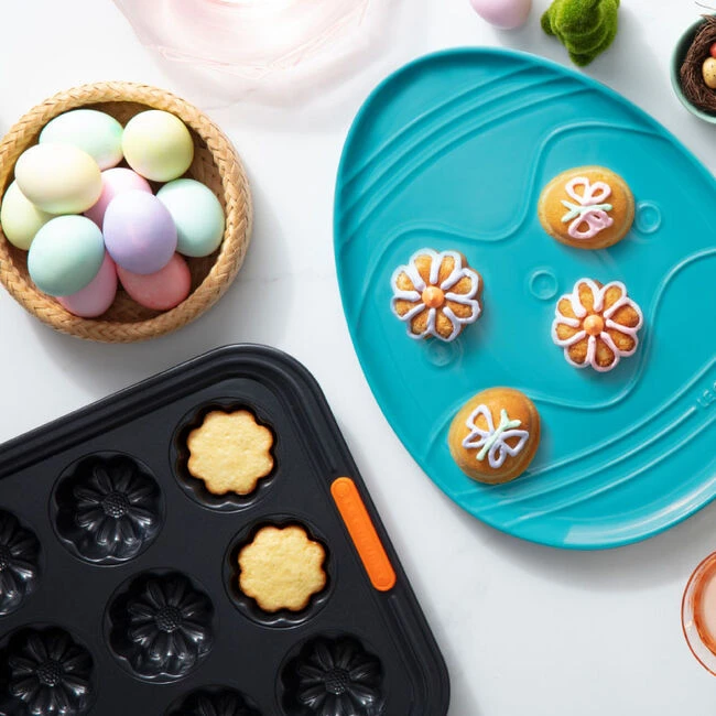 Le Creuset Flower Cakelet Pan 4 Le Creuset Flower Cakelet Pan - Image 4