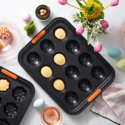Le Creuset Easter Egg Cakelet Pan