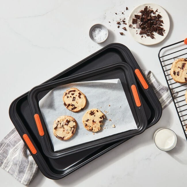 Le Creuset Nonstick Metal Bakeware 2-Piece Sheet Pan Set 1 Le Creuset Nonstick Metal Bakeware 2-Piece Sheet Pan Set