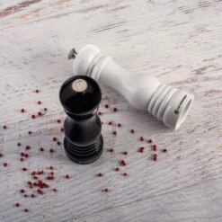 Le Creuset Salt And Pepper Mill Set 16 Le Creuset Salt And Pepper Mill Set -Le Creuset MG610 g1ai