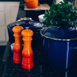 Le Creuset Salt And Pepper Mill Set 19 Le Creuset Salt And Pepper Mill Set -Le Creuset MG610 g3