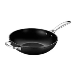 Le Creuset Toughened Nonstick PRO Stir-Fry Pan 7 Le Creuset Toughened Nonstick PRO Stir-Fry Pan -Le Creuset RS6498 STIRFRY ANGLE 30 lpr