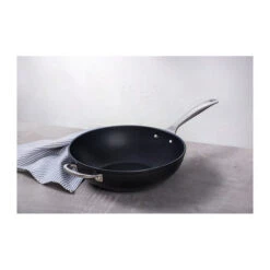 Le Creuset Toughened Nonstick PRO Stir-Fry Pan 8 Le Creuset Toughened Nonstick PRO Stir-Fry Pan -Le Creuset RS8316 StirFryPan 03 lpr
