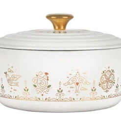 Le Creuset Noël Collection 12 Days Of Christmas Round Dutch Oven 12 Le Creuset Noël Collection 12 Days Of Christmas Round Dutch Oven -Le Creuset closeup xmas rdo 2