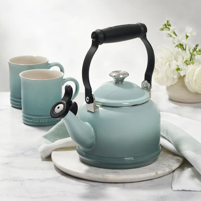 Le Creuset Demi Kettle And Mugs Set 1 Le Creuset Demi Kettle And Mugs Set