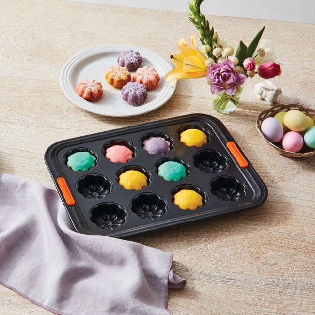 Le Creuset Flower Cakelet Pan 7 Le Creuset Flower Cakelet Pan - Image 7