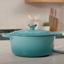 Le Creuset Round Dutch Oven 22 Le Creuset Round Dutch Oven -Le Creuset rdo thb video
