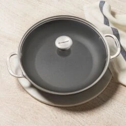 Le Creuset Toughened Nonstick PRO Braiser 8 Le Creuset Toughened Nonstick PRO Braiser -Le Creuset tnsp8100 30 g2